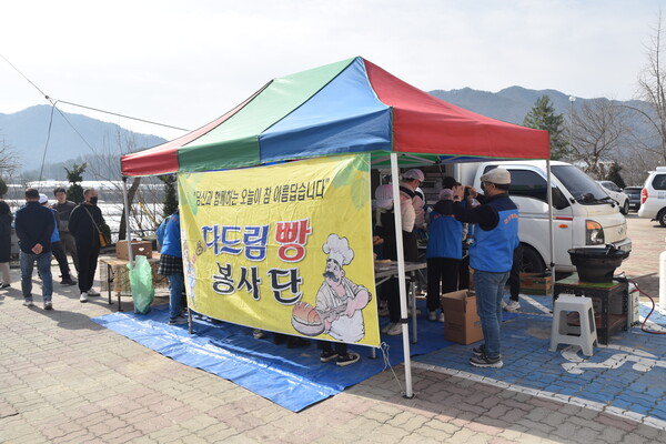 대전에서 시작한 다드림봉사단은 정기적으로 회원들과 함께 옥천에서 봉사활동을 하고 있다.
