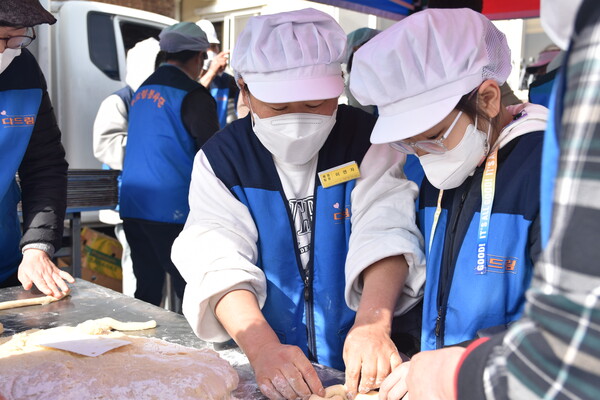 다드림봉사단 이연자 사무장이 봉사에 참여한 어린이에게 빵 만드는 법을 알려주고 있다.