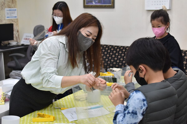 우리고장에서 꽂집을 운영하는 김지혜 씨가 강사로 나서 학생들에게 플라워캐리어 만드는 과정을 알려주고 있다.