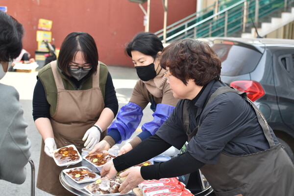 오일장이 열렸던 지난 3월10일 공설시장 상인들이 야외에서 먹거리를 판매하고 있다.