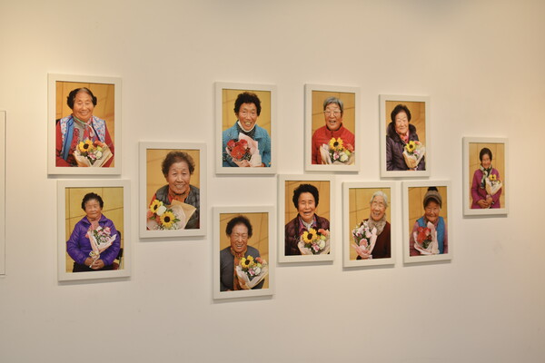월간 옥이네 2020년 12월호 안남어머니학교 특집 취재 때 촬영했던 어머니학교 학생들 모습. 이 사진을 비롯한 어머니학교 학생들의 활동 모습은 별도의 사진집으로도 제작됐다.