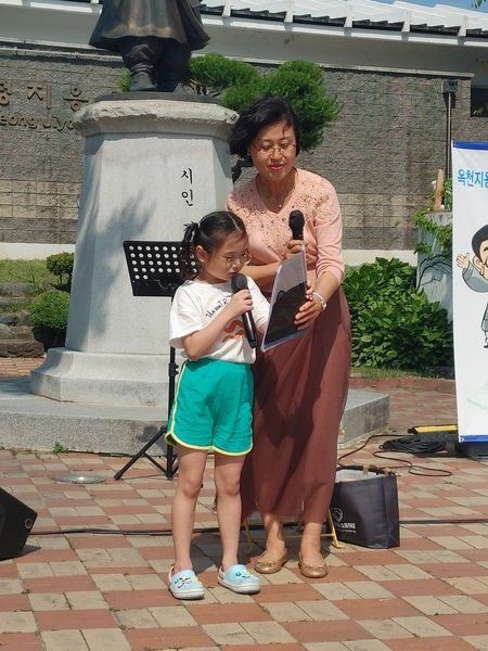 시낭송 버스킹을 관람한 김지원 어린이가 정지용 시 '홍시'를 낭송하고 있다.