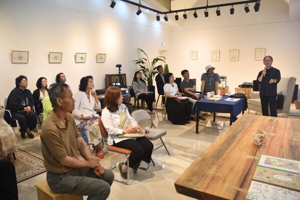 9일 안남면 연주리에 있는 '예술공간안남'에서 안남에 사는 윤성규 지휘자 진행으로 '쉬운 클래식 음악 감상회'가 열렸다.