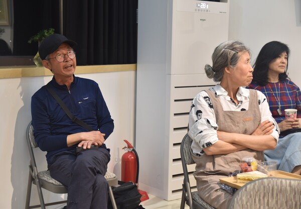 행사가 끝난 뒤 안남에 사는 지역주민 배진우(왼쪽) 씨가 박신영 작가에게 질문하고 있다.