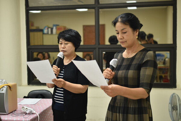 지용시낭송회 김정미(왼쪽), 안미자(오른쪽) 회원이 연을 번갈아가며 시를 낭독하고 있다.