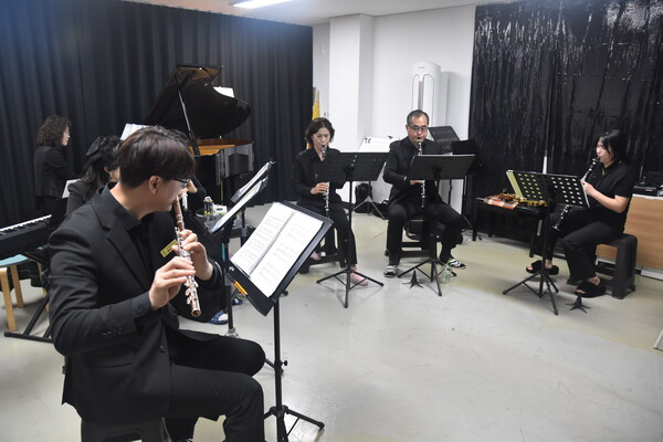 지난 4월6일 장야초등학교 인근에 김연주 씨가 운영하는 클라리넷 레슨실에서 음악 동호회 '앙상블, 엘' 정기 모임이 열렸다.