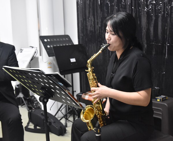 한양대학교 대학원에서 클라리넷을 전공한 김연주 씨가 관악기 중 하나인 색소폰을 연주하고 있다.