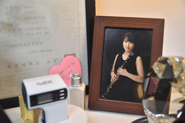 클라리넷 레슨실 한쪽에 김연주 씨가 클라리넷을 들고 찍은 프로필 사진이 있다.