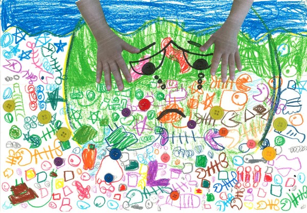 작은영화관 어린이 환경 그림대회에서 지역특별상을 받은 엄하랑 어린이의 작품. 주제는 '지구를 도와줘요'. 