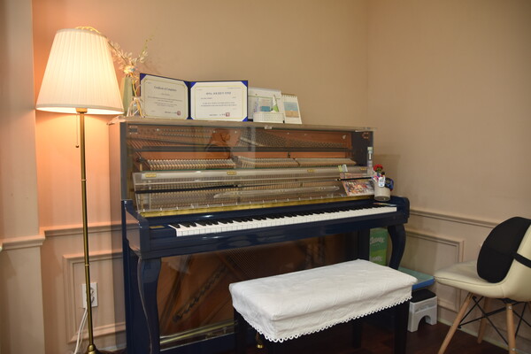 이레피아노 홀에 레슨피아노가 있다. 레슨피아노는 건반 구조를 이해할 수 있게 피아노 내부를 투명하게 만들었다.