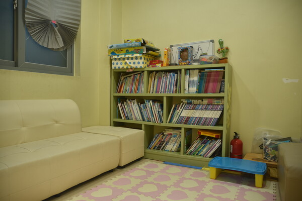 이레피아노 내 학생들의 휴식 공간으로 여러 책과 보드게임이 있다.