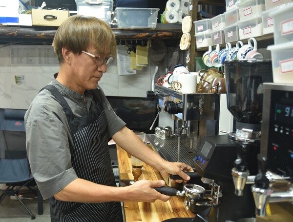 곽희철 대표가 커피를 직접 내리고 있다.