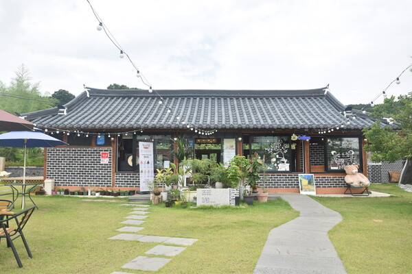 지난해 9월22일부터 구읍에 카페 '담아정'이 열렸다. 가까운 거리에 죽향초등학교, 정지용생가가 있다.