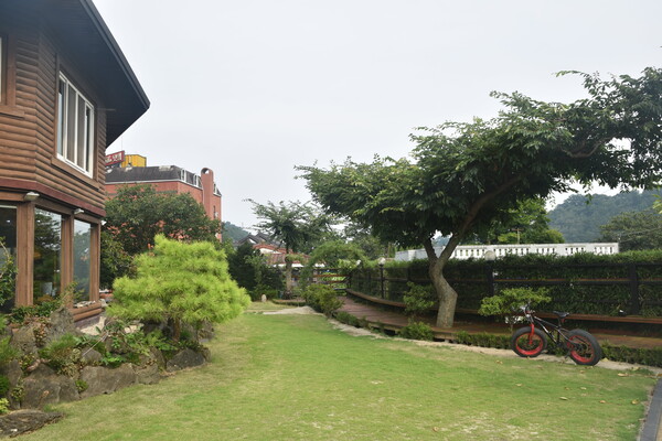 힐링터 식당 앞에 쉬다 갈 수 있는 정원이 있다.