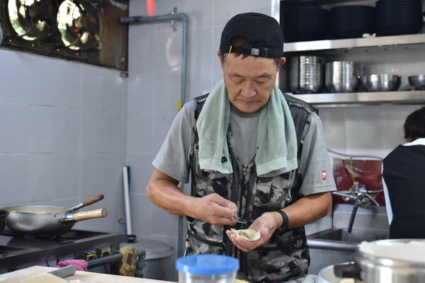 먹어봐 수제만두 김창수 대표가 손으로 직접 만두를 빚고 있다.
