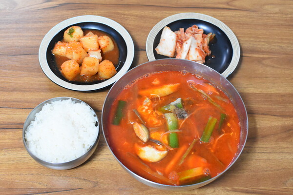 얼큰한 맛으로 손님 입맛을 사로잡는 수제 육개장(9천원).