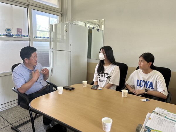 김기덕 대표(왼쪽)가 청소년마을일터체험 프로젝트에 참여한 학생에게 멘토링을 진행하고 있다.
