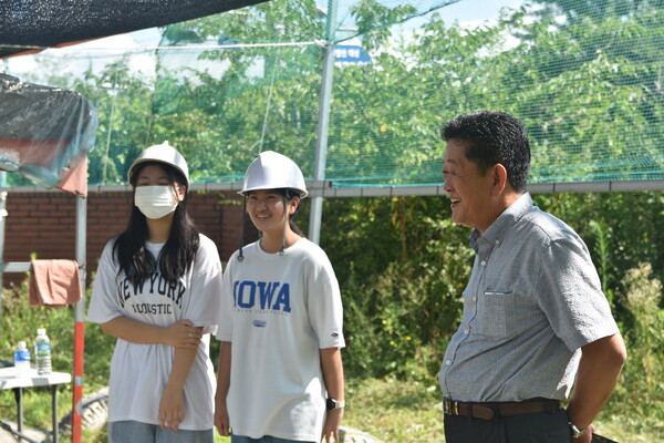 김기덕 대표(오른쪽)와 학생은 하늘을 날고 있는 드론을 보며 미소를 짓고 있다.