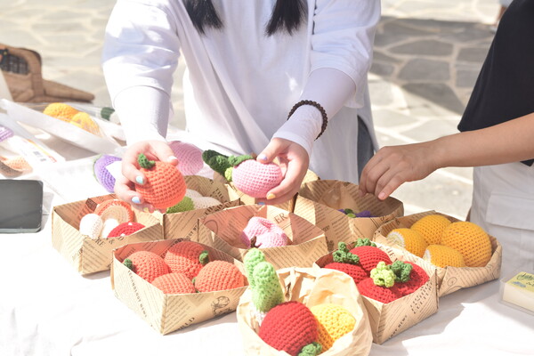 알록달록한 색상에 아기자기한 야채, 과일 모양의 뜨개용품이 진열돼 있다. 비나리뜨개공방 최진아 대표 작품이다.