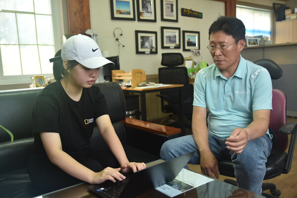 옥천고 1학년 정채영(왼쪽) 학생이 광일농원 김영식(오른쪽) 대표를 멘토로 만나 인터뷰하고 있다.