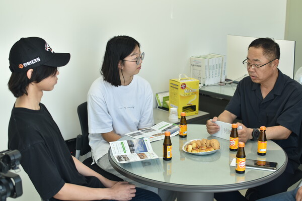 옥천군장애인보호작업장에 찾아가 김종효(오른쪽) 원장과 대화하고 있다.