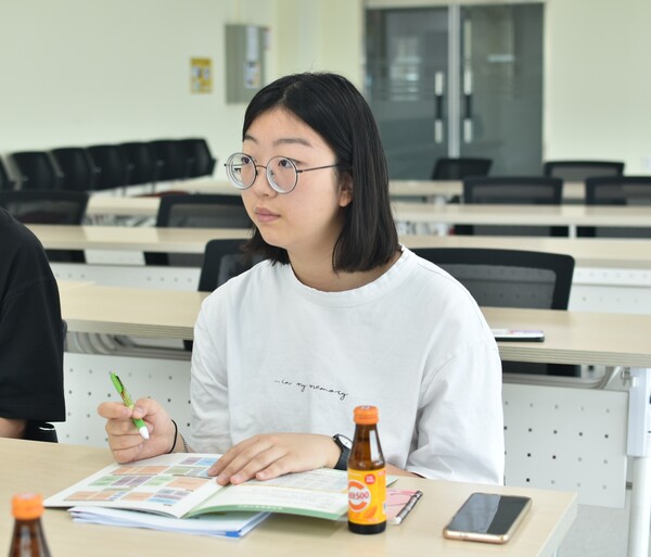 심리 상담에 관심이 있는 청산고 1학년 박지영 학생은 이번 청마 프로젝트를 통해 우리고장 내 사회복지 현장을 간접적으로 체험했다.