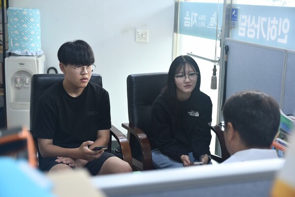 체험 마지막 날, 곽솔찬 김민아 학생이 이대영 대표와 인터뷰하고 있다.