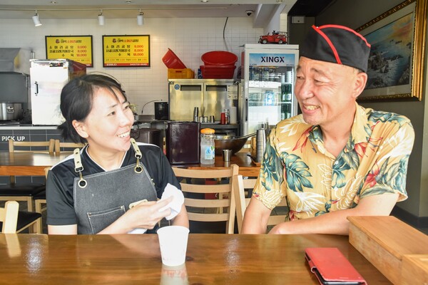 윤연우, 조영석 씨 부부가 이전에 했던 카페를 그만두고 한우곰탕 전문점으로 바꾸게 된 과정을 들려주고 있다.