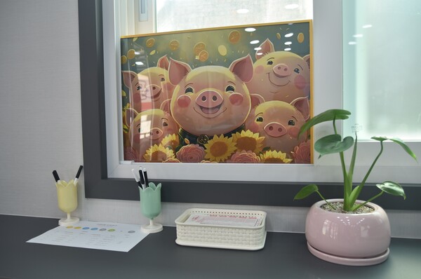 38로또 창가에 행운을 상징하는 돼지 그림이 걸려 있다.
