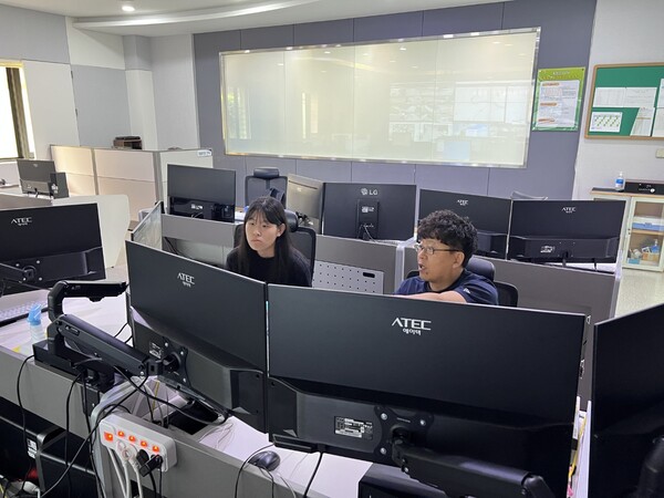 이우빈 학생이 옥천군 CCTV 통합관제센터에서 직원에게 정보통신 장비의 용도를 듣고 있다. (사진제공: 옥천진로체험지원센터)