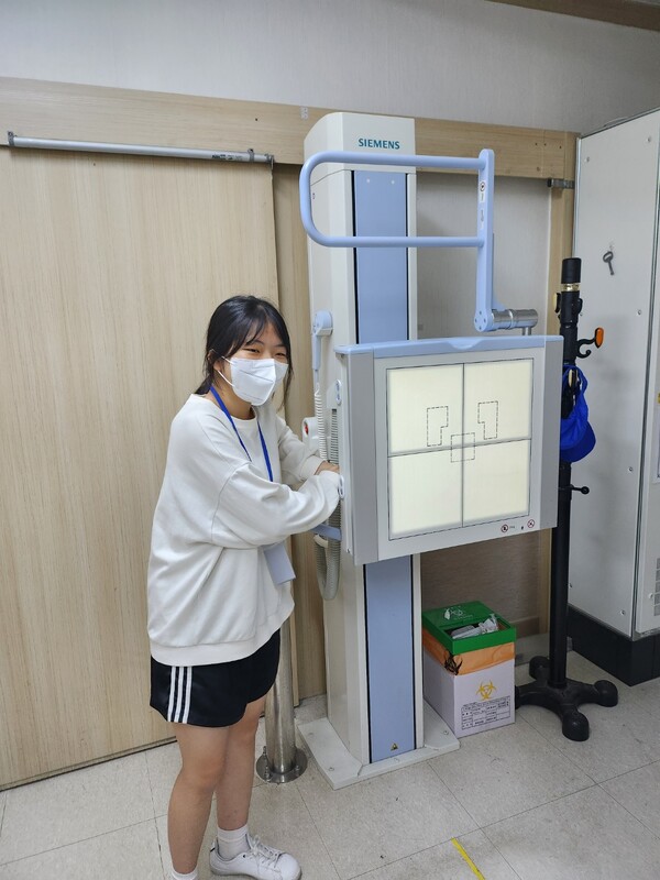 옥천고 1학년 김규리 학생이 옥천성모병원 방사선과에 찾아가 엑스레이(x-ray) 기계를 작동하고 있다. (사진제공: 옥천진로체험지원센터)