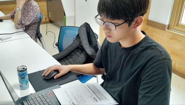 박준형 학생은 체험 마지막 날 지역 조사의 중요성과 함께 필요한 자료를 인터넷으로 찾는 법을 배웠다. (사진제공: 옥천진로체험지원센터)