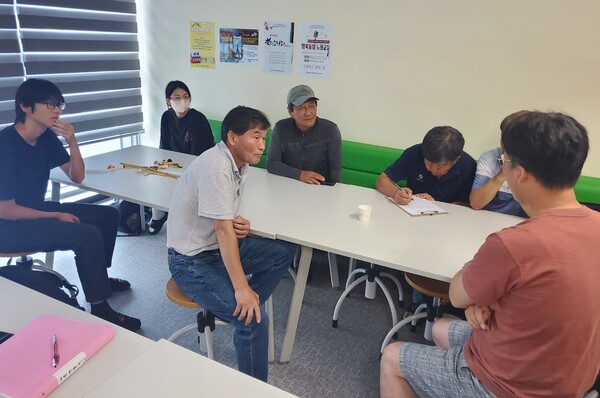 박준형(왼쪽 첫 번째) 학생이 행복동이작은도서관에 견학해 협동조합이 설립되는 과정을 듣고 있다. (사진제공: 옥천진로체험지원센터)