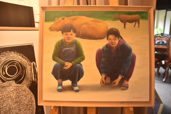 우순이 씨 자녀들이 어렸을 때 안내면에 있는 한 냇가에 놀러가서 찍은 사진을 보고 그린 그림이다.