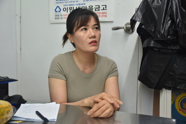 이서영 대표가 과거 한국에 들어와서 어떻게 적응했는지 이야기하고 있다.