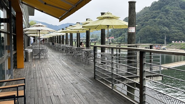 베이커리 카페 밖에는 야외 자리가 마련되어 있어 금강을 더 잘 바라볼 수 있다.