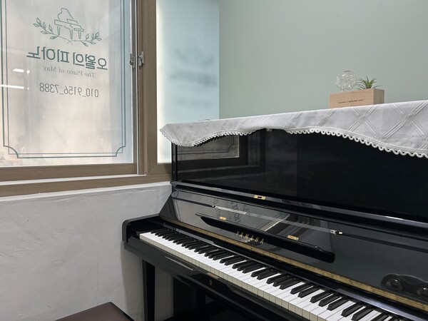 연습할 수 있는 공간에 야마하 피아노가 준비되어 있고, 창문이 있어 답답하지 않다.