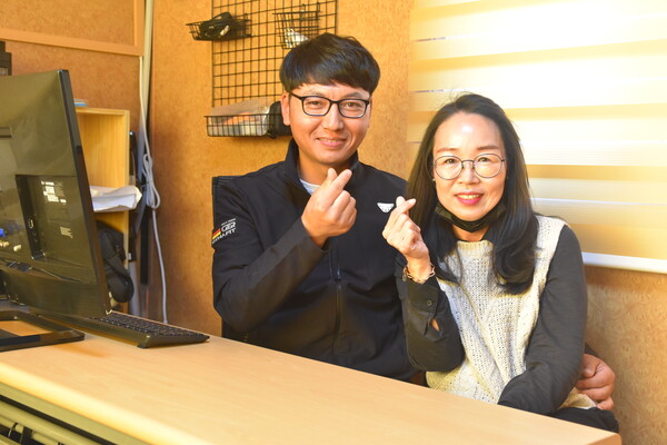 제이앤제이 드론교육원 김종성(왼쪽) 원장과 김정미(오른쪽) 사무장 부부가 사무실에서 기념촬영을 하고 있다. 이들 부부는 드론 산업의 가능성을 보고 옥천에 드론교육원을 차려 제2의 인생을 그렸다.