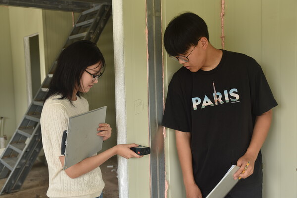 김민아 학생이 레이저 거리 측정기를 활용해 단독주택으로 지어질 내부 공간을 실측하고 있다.