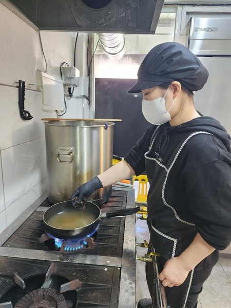 길목국수집 요리를 담당하는 정미현(24) 씨가 주방 일을 보고 있다. 지난해 가족과 함께 경기도 일산에서 이백리에 이사 온 그는 어렸을 때 청산에 살았던 기억을 들려줬다.
