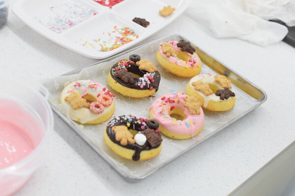 지난달 22일 오전 공방에 찾아온 어린이들이 진수현 대표의 도움으로 도넛을 완성했다.