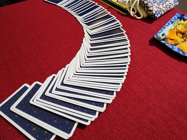 타로마스터가 전체 카드를 펼치면 내담자가 직접 카드를 골라 타로점을 볼 수 있다.