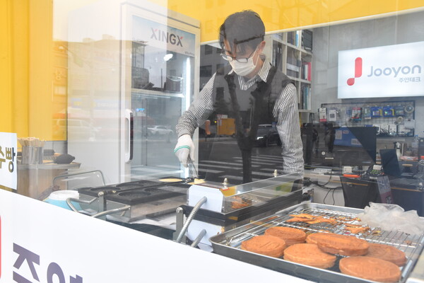 김도현 대표가 매장에서 우리쌀을 재료로 한 옥천 향수빵을 조리하고 있다. 향수빵은 모짜렐라치즈(3천원), 팥(3천원), 모짜렐라치즈+팥(3천500원) 등 세 가지 맛이 있다. 