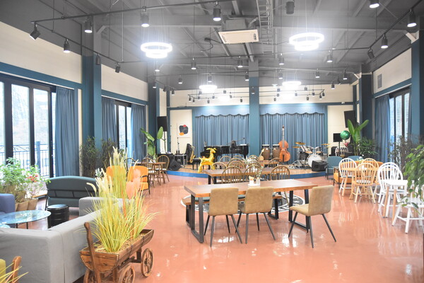 제이투카페 내부 모습. 약 100평 규모로 카페와 경양식집 형태로 운영 중이다.