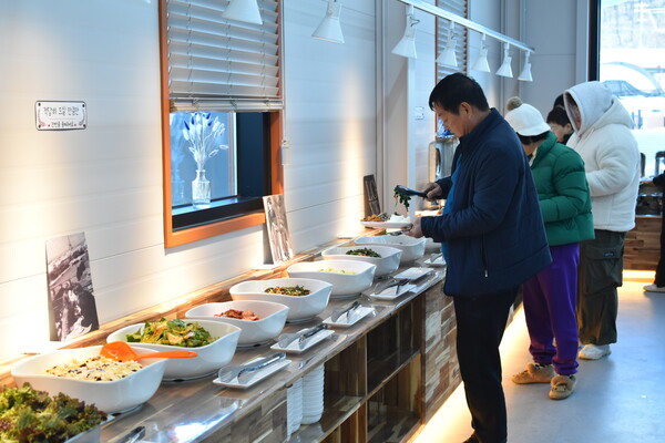 지난달 22일 점심때 방문한 손님들이 연한식뷔페에서 제공한 반찬을 접시에 담고 있다.