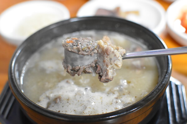 국밥 안에 통통하면서 부드러운 식감의 수제 순대가 들어있다.