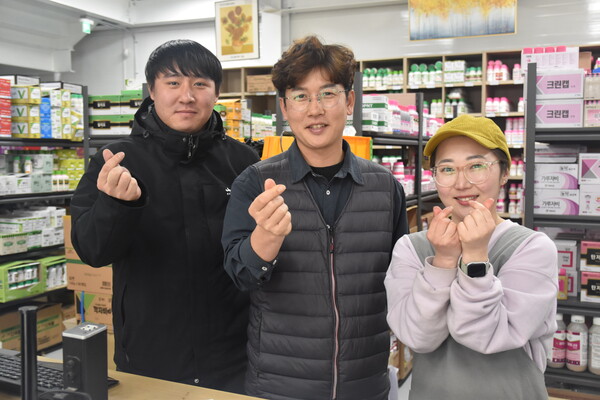 이원농약농자재마트를 지키고 있는 (오른쪽부터) 권윤희·서정호 씨 부부와 직원 김진규 씨.