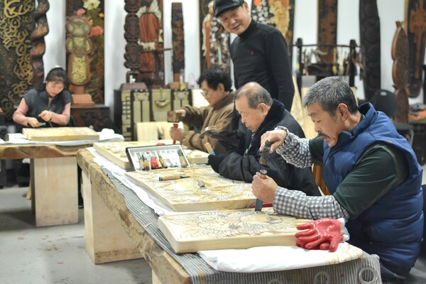 지난 24일 동이면 세산리에 있는 서각미술체험관에 현산 강민 씨의 지도로 서각미술 무료 강습이 열렸다. 
