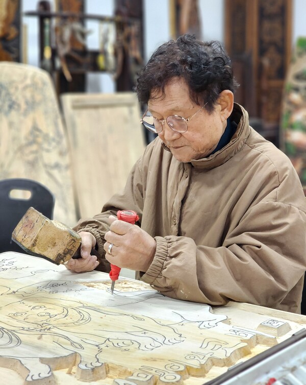 영동 상촌면에서 온 김용택 씨는 반려견 '꼬맹이'와 '코비'를 떠올리며 작품을 만들고 있다.