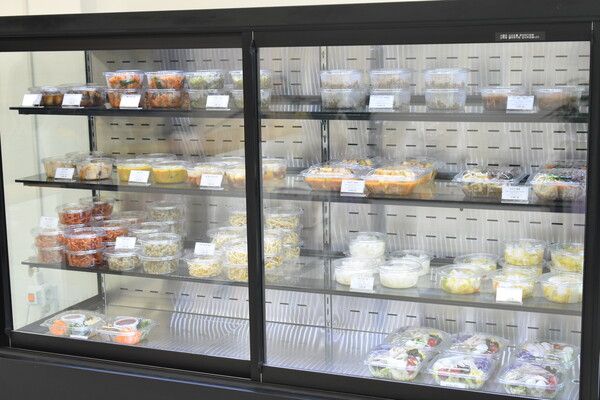 가게 냉장고 안에 당일 만든 다양한 반찬들이 진열돼 있다. 